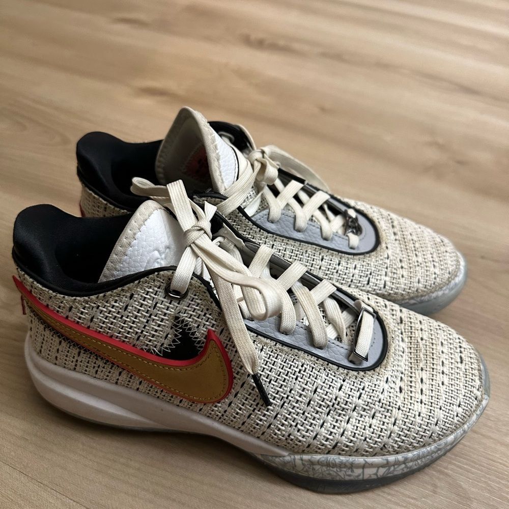 Nike Lebron 20 GS Stockists White Gold 7Y Kids Basketball DQ8651-100 Sneaker